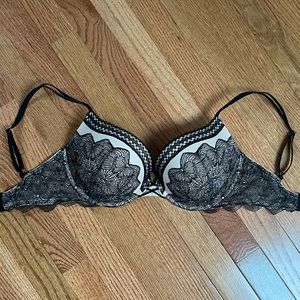 Victoria’s Secret 32DDD (34DD) Very Sexy Push-up Bra— gorgeous lace design, SOFT
